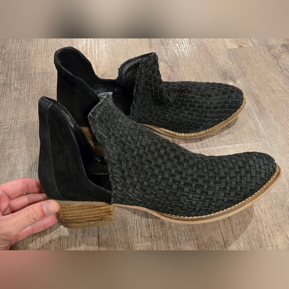 VERY VOLATILE Vera Cruz Black Suede‎ Woven Ankle Booties Size 10 MSRP $135